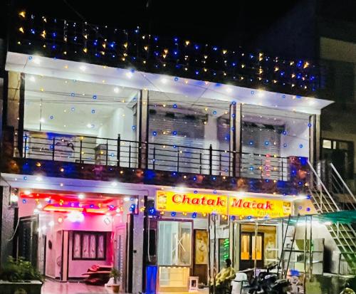 ein Restaurant chhatrapati maharaja mit Balkon darüber in der Unterkunft Smart Stays in Gorakhpur