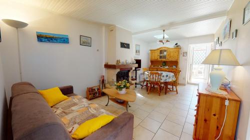un salon avec un canapé et une table dans l'établissement Maison de vacances proche du Port, à Saint-Gilles-Croix-de-Vie