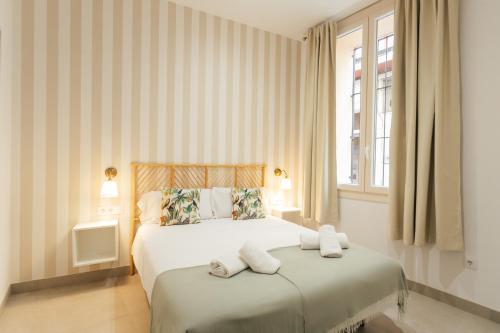 um quarto com uma cama com duas toalhas em Tu casa en un rinconcito del centro em Sevilha