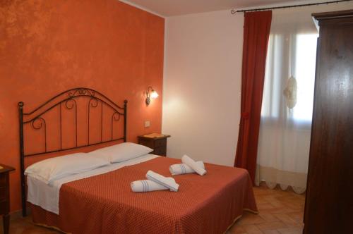 1 dormitorio con 1 cama con 2 toallas en CASA ANGELO, en San Vito lo Capo