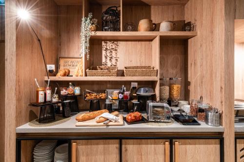 una cucina con un bancone con del cibo sopra di Mercure Grenoble Centre Alpotel a Grenoble