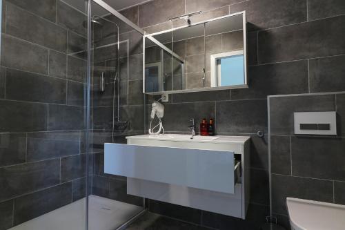 een badkamer met een wastafel en een spiegel bij B&B WELLNESS MAMA MIA in Obrovac