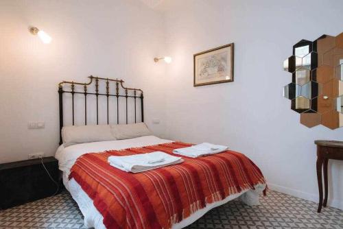a bedroom with a bed with two towels on it at Apartamento con parking jesus del gran poder in Seville