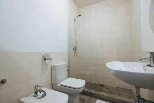 a bathroom with a toilet and a sink at Apartamento con parking jesus del gran poder in Seville