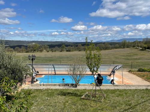 une piscine dans un champ avec des gens autour de lui dans l'établissement Holiday home Verdon with private pool and view, à Artignosc-sur-Verdon