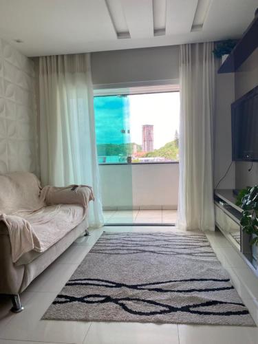 1 dormitorio con cama y ventana grande en Apartamento Completo com Hidro, en Penha