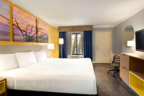 Letto o letti in una camera di Days Inn by Wyndham Pensacola - Historic Downtown