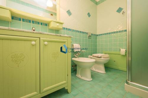 カンポフェリーチェ・ディ・ロッチェッラにあるVilla Nettuno con piscina privataのバスルーム(トイレ、洗面台、トイレ付)