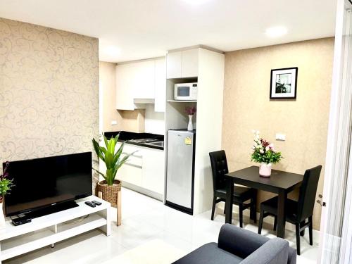 een woonkamer met een keuken en een eetkamer bij Bitec Bts Bangna New Luxury room in Ban Khlong Samrong