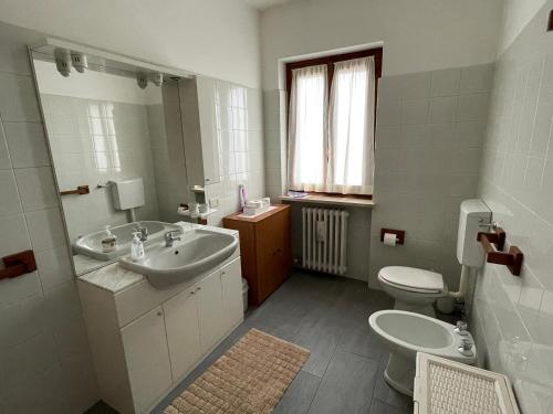 bagno con lavandino e servizi igienici di Delightful Home-Lovely Hill View a Canneto Pavese