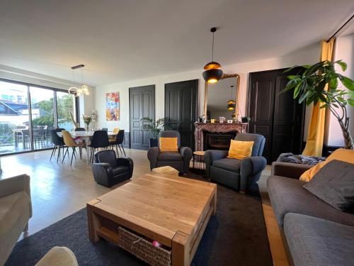 Photo de la galerie de l'établissement Le Somptueux - 12p - Piscine - Dépendance - Rêve au Mans, au Mans