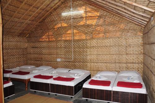 Posteľ alebo postele v izbe v ubytovaní 3Season Resort Hampi
