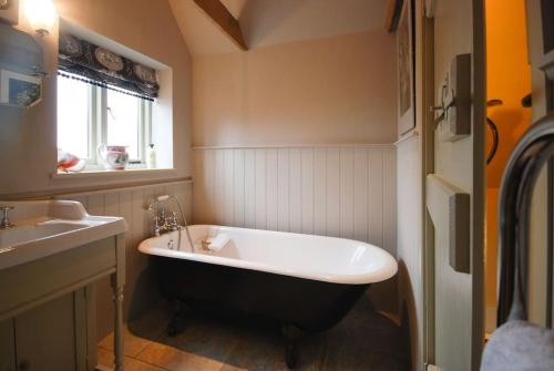 A bathroom at Queenies, an authentic Rural Style coastal cottage in a Nature Reserve