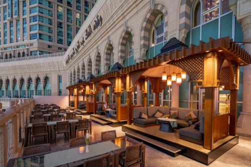 een lobby met banken en tafels in een gebouw bij Raffles Makkah Palace in Mekka