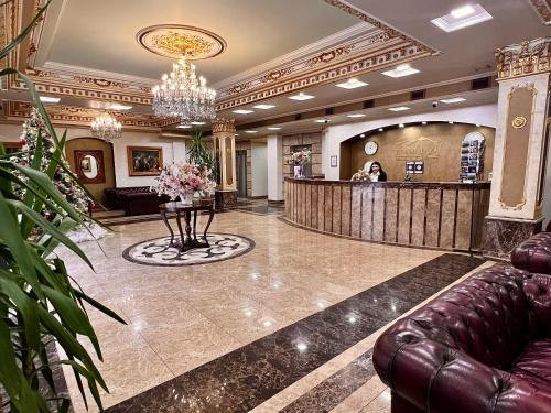 Royal Plaza by Stellar Hotels, Yerevan في يريفان: لوبي فندق فيه غرفة انتظار