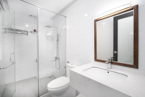 Koupelna v ubytování AOA Danang Beach Hotel