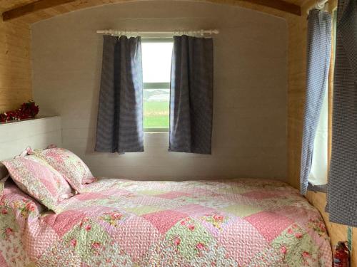 um quarto com uma cama e uma janela em Captivating 1-Bed Cabin in Middlesbrough em Middlesbrough
