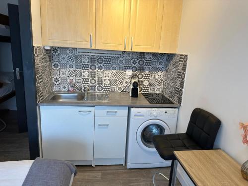 Kuchyň nebo kuchyňský kout v ubytování CALME-APPARTEMENT