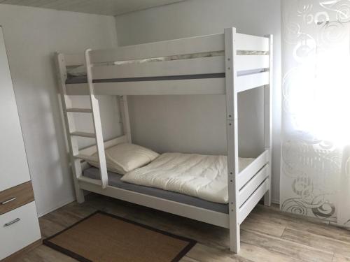 Ein Bett oder Betten in einem Zimmer der Unterkunft FeWo Weisweil