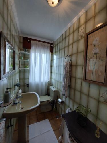 NedaにあるAcogedora casa de campo-PISO Y ATICO con finca-のバスルーム(洗面台、トイレ付)