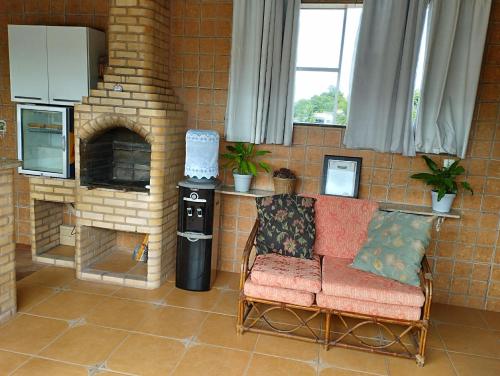 sala de estar con sofá y un horno de ladrillo en Loft em Cobertura, en Río de Janeiro