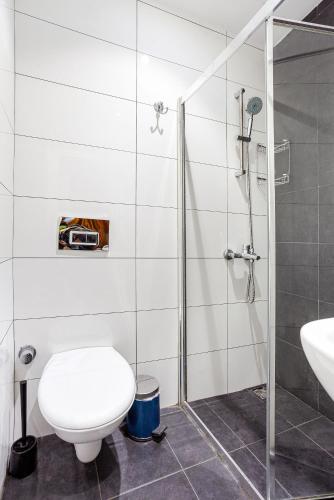 Ένα μπάνιο στο Aram Kerasi Rooms