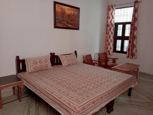 Postel nebo postele na pokoji v ubytování Jaipur Marigold Homestay