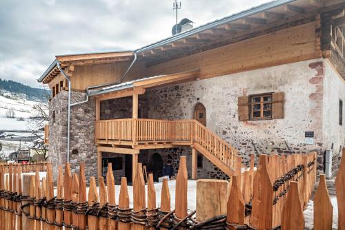 a wooden fence in front of a building at Alpin Chalet Samer Apt Berghütte in Sarntal