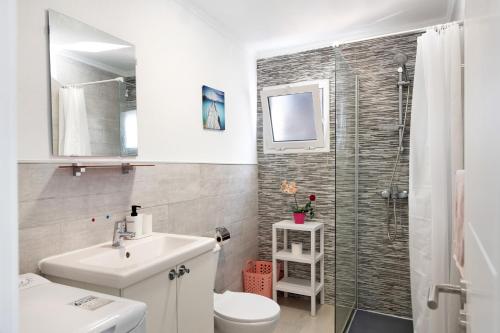 a bathroom with a sink and a toilet and a shower at Casa Timanfaya in Playa Blanca