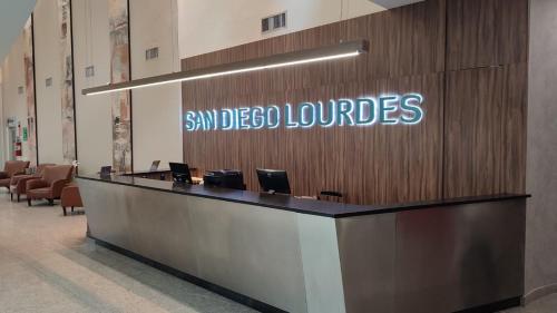 a lobby with a reception desk in a building at San Diego Suítes Lourdes - OFICIAL in Belo Horizonte
