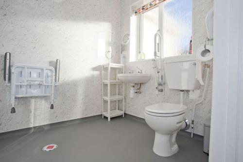 ein Bad mit einem WC und einem Waschbecken in der Unterkunft Hilda's Retreat Accessible wheel chair friendly with hoist in Parkstone