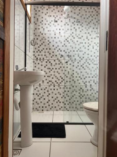 ein Bad mit einem Waschbecken und einer Dusche mit einem WC in der Unterkunft Casa Nascimento Vista Panorâmica Serra São José in Tiradentes