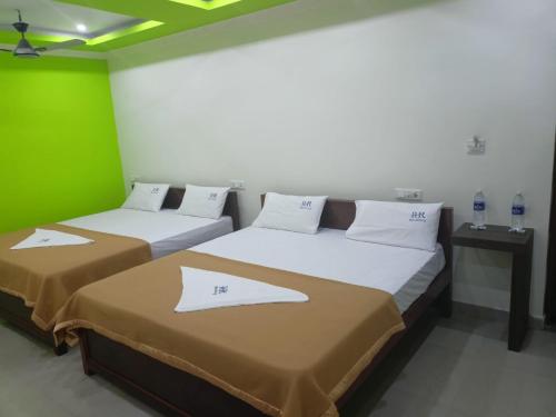 Postel nebo postele na pokoji v ubytování RR Residency