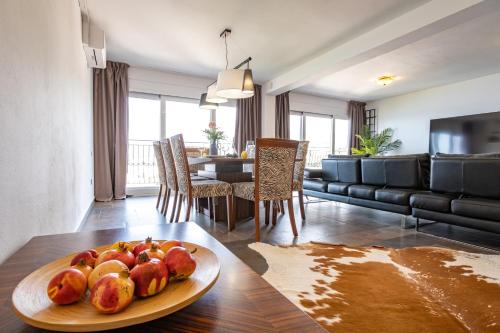 a living room with a table with a plate of fruit at Villa Maren in Utjeha