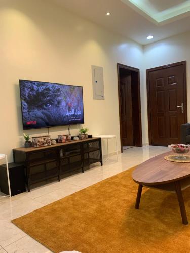A television and/or entertainment centre at شقق روضة الخالدية