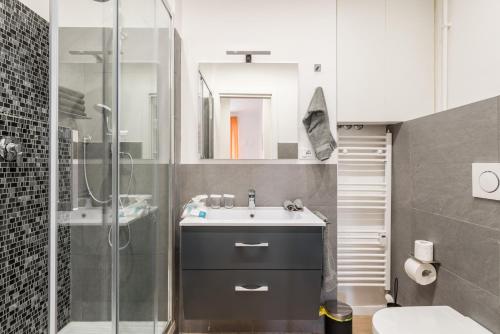La salle de bains est pourvue d'un lavabo et d'une douche. dans l'établissement Piazza San Pietro Suite, à Rome