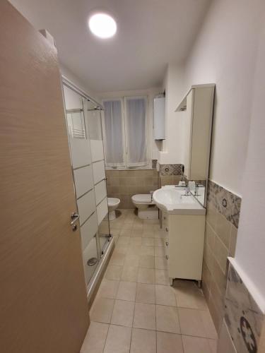 a small bathroom with a toilet and a sink at Puppo Apartments in Corniglia