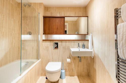 ein Badezimmer mit Toilette, Waschbecken und Badewanne in der Unterkunft Lovely Sheffield City Centre 2 Bedroom Apartment in Sheffield