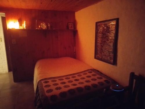 um pequeno quarto com uma pequena cama num quarto em Casa SMA em San Martín de los Andes