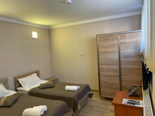 Ein Bett oder Betten in einem Zimmer der Unterkunft Gudauri Hut Hotel