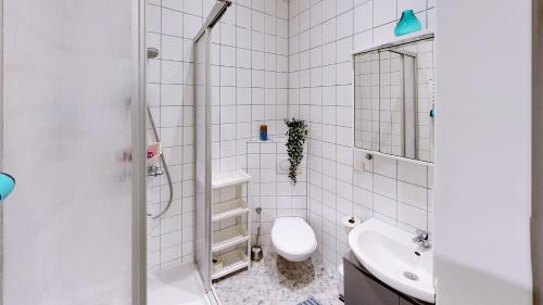 biała łazienka z toaletą i umywalką w obiekcie Apartment Wood w Wiedniu