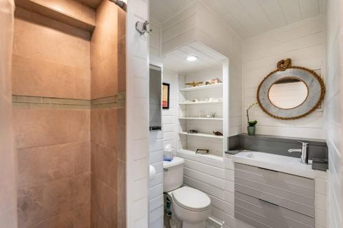 bagno con servizi igienici, lavandino e specchio di Hillcrest Apt a Los Angeles