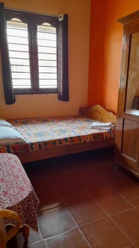 VILLA UMAR HOMESTAY في بونديتْشيري: غرفة صغيرة بها سرير ونافذة