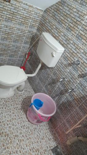 VILLA UMAR HOMESTAY في بونديتْشيري: حمام مع مرحاض ووعاء على الأرض