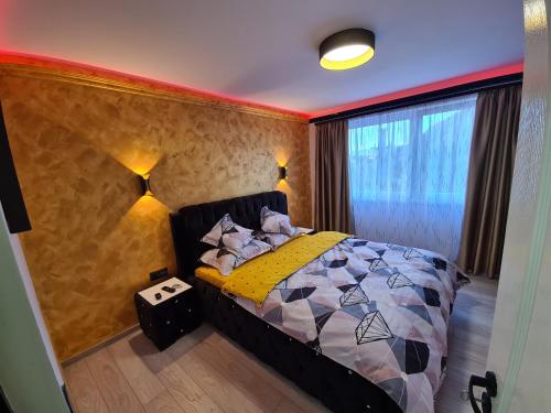 ein Schlafzimmer mit einem Bett, zwei Lampen und einem Fenster in der Unterkunft Diamonds House 2 in Lupeni