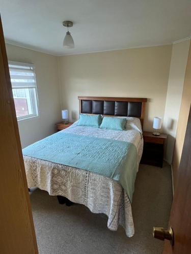 Departamento Rukalma Tolten في فيلاريكا: غرفة نوم بسرير كبير مع لحاف ازرق