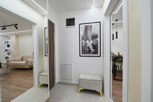 - un salon avec un miroir et une chaise dans l'établissement Apartman 52, à Doboj