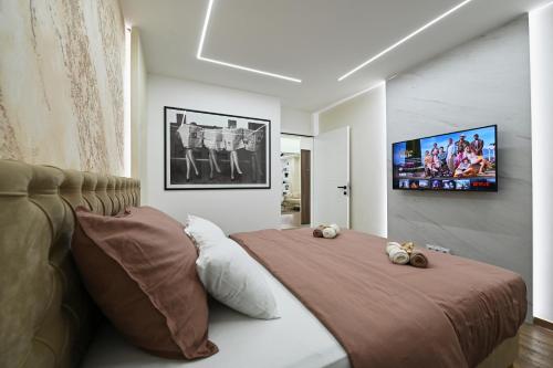 - une chambre avec un lit avec deux animaux rembourrés dans l'établissement Apartman 52, à Doboj