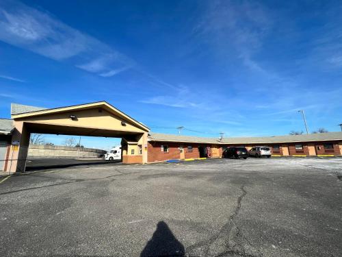 un parking vide devant un bâtiment dans l'établissement Circle Motor Lodge, à South Amboy