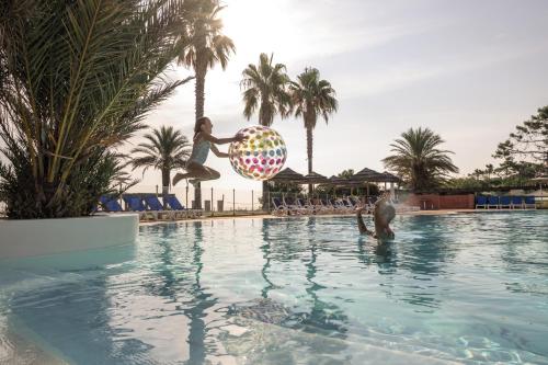 una estatua de una chica saltando a una piscina en Belambra Clubs Borgo - Pineto en Borgo